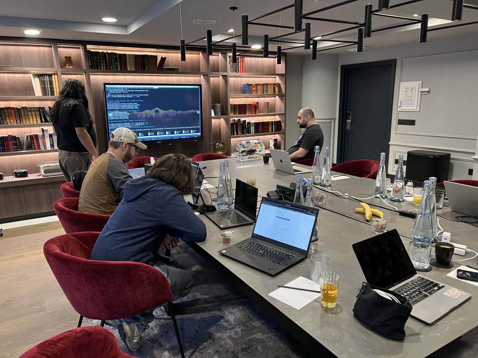 AlmaLinux contributors working together at the 2024 leadership summit