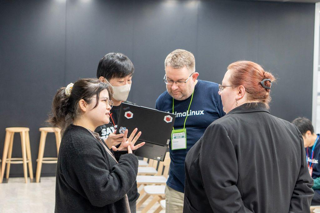 Attendees at the AlmaLinux booth at AlmaLinux Day: Tokyo